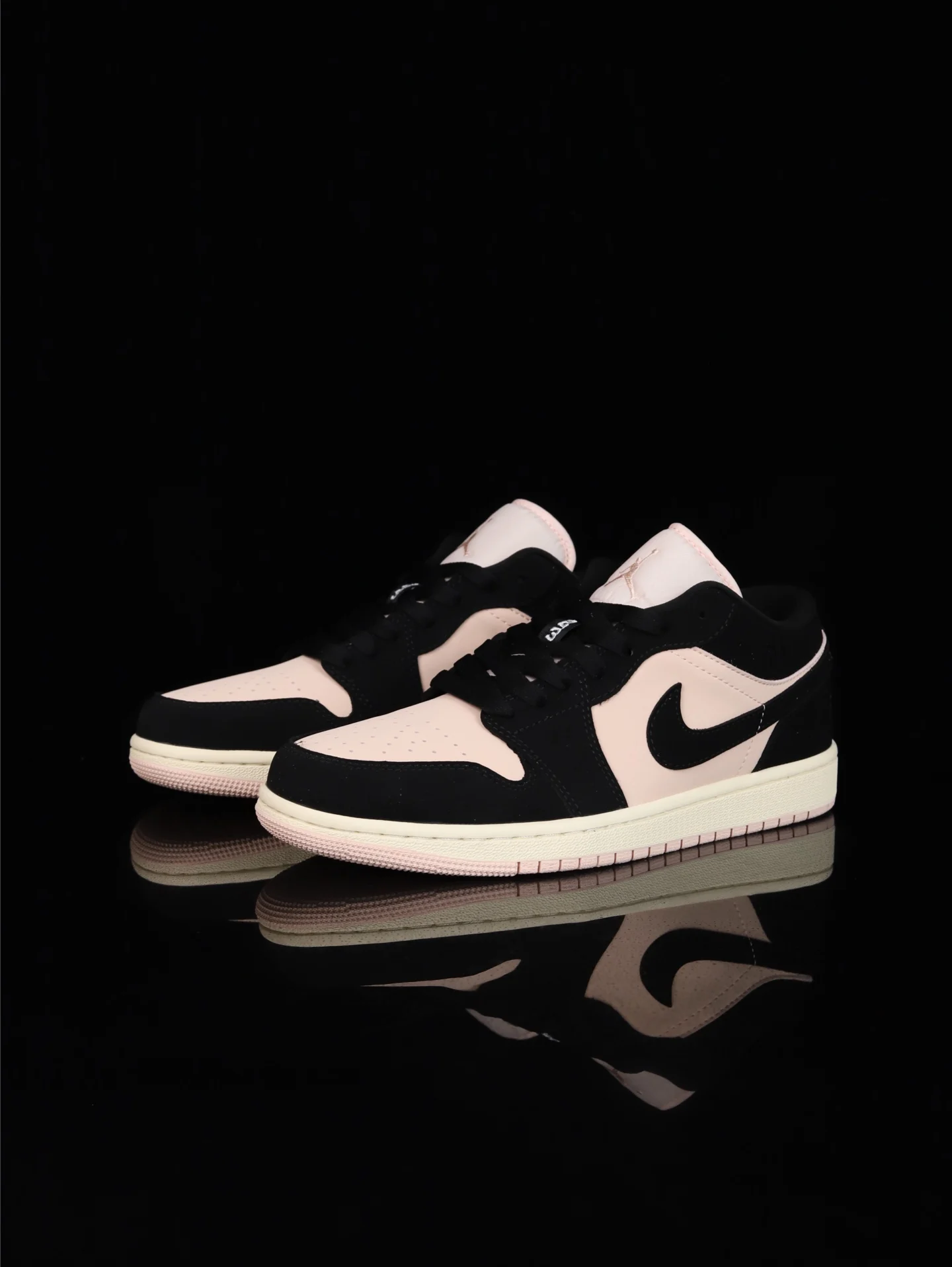 Alternative view of Jordan 1 Low 'Black Guava Ice'