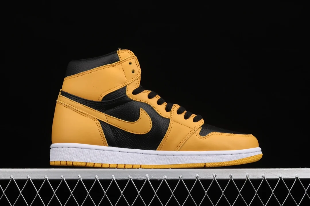 Alternative view of Jordan 1 Retro High OG PS 'Pollen'